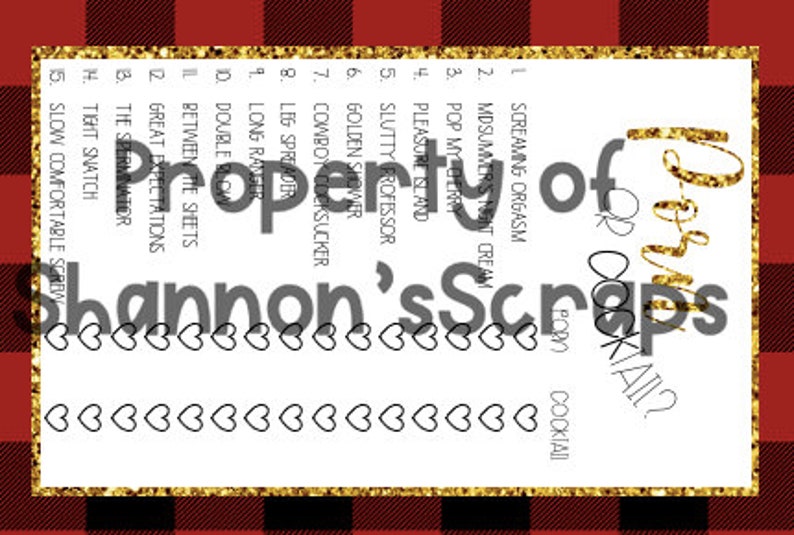 Puede incluir: Una tarjeta de juego imprimible con un fondo de cuadros rojos y negros. La tarjeta tiene un borde dorado y el texto "Drink or Cocktail?" en fuente dorada con brillo. La tarjeta enumera 15 indicaciones diferentes para juegos de beber.