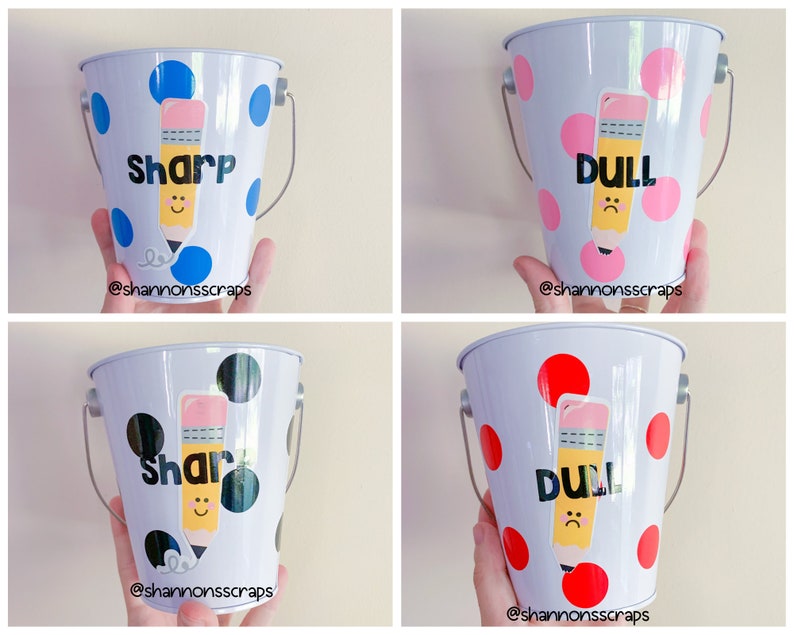 Puede incluir: Cuatro peque&ntilde;os cubos de metal blanco con lunares y un dise&ntilde;o de l&aacute;piz. Dos cubos dicen "Sharp" y dos cubos dicen "Dull".