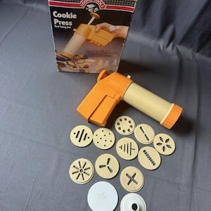 Vintage Cooks Tools Cookie Pastry Press Decorator 10 Cookie Plates Plastic
