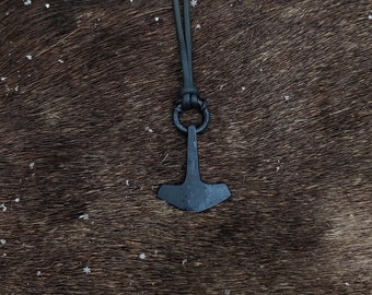 Mjölnir forjado a mano, el martillo de Thor. Con cordón de piel de alce de alta calidad incluido. Opción de runa vikinga de tu elección.