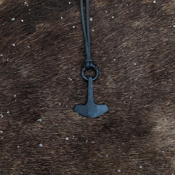 Handgeschmiedete Mjölnir Halskette: Thors Hammer mit Elchlederschnur