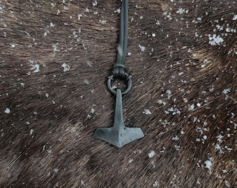 Geschmiedeter Thorshammer, mit Option für eine Wikinger-Rune. Inklusive hochwertiger Elchlederschnur.