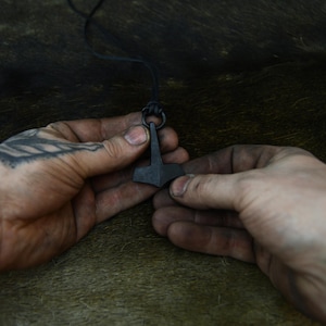 Colar Mjolnir forjado à mão: Pingente do martelo de Thor viking com couro de alce. imagem 4