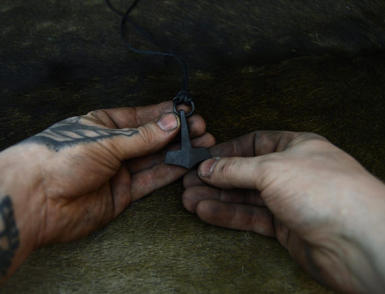 Colar Mjolnir forjado à mão: Pingente do martelo de Thor viking com couro de alce. imagem 4