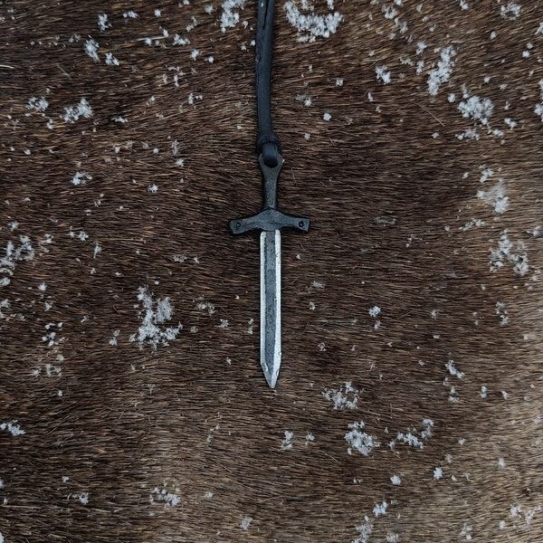 Collier épée viking forgé à la main, avec chaîne en cuir de haute qualité incluse.
