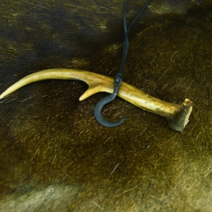 Wisiorek celtycki z sierpem, ręcznie kuty ze stali, ze skórzanym sznurkiem