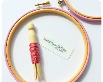 Medium geschilderde borduurring – handgemaakte houten lijst (6-9 inch)