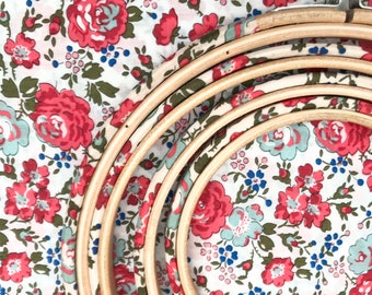 Cerceau de présentation brodé en tissu rouge. Recouvert de Liberty's of London Festive Felicite, coton Tana Lawn™