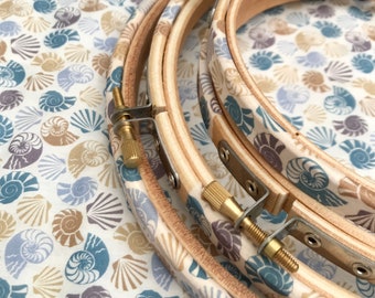 Cadre moyen de cerceau à broder de couleur. Taille 6 - 9 pouces, cerceaux recouverts de tissu Liberty.  Cerceau à broder décoratif