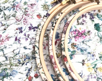 Cerceaux de broderie moyens. Taille 6 à 9 pouces. Cerceaux de broderie recouverts de tissu. Coton Tana Lawn™ Fleurs sauvages