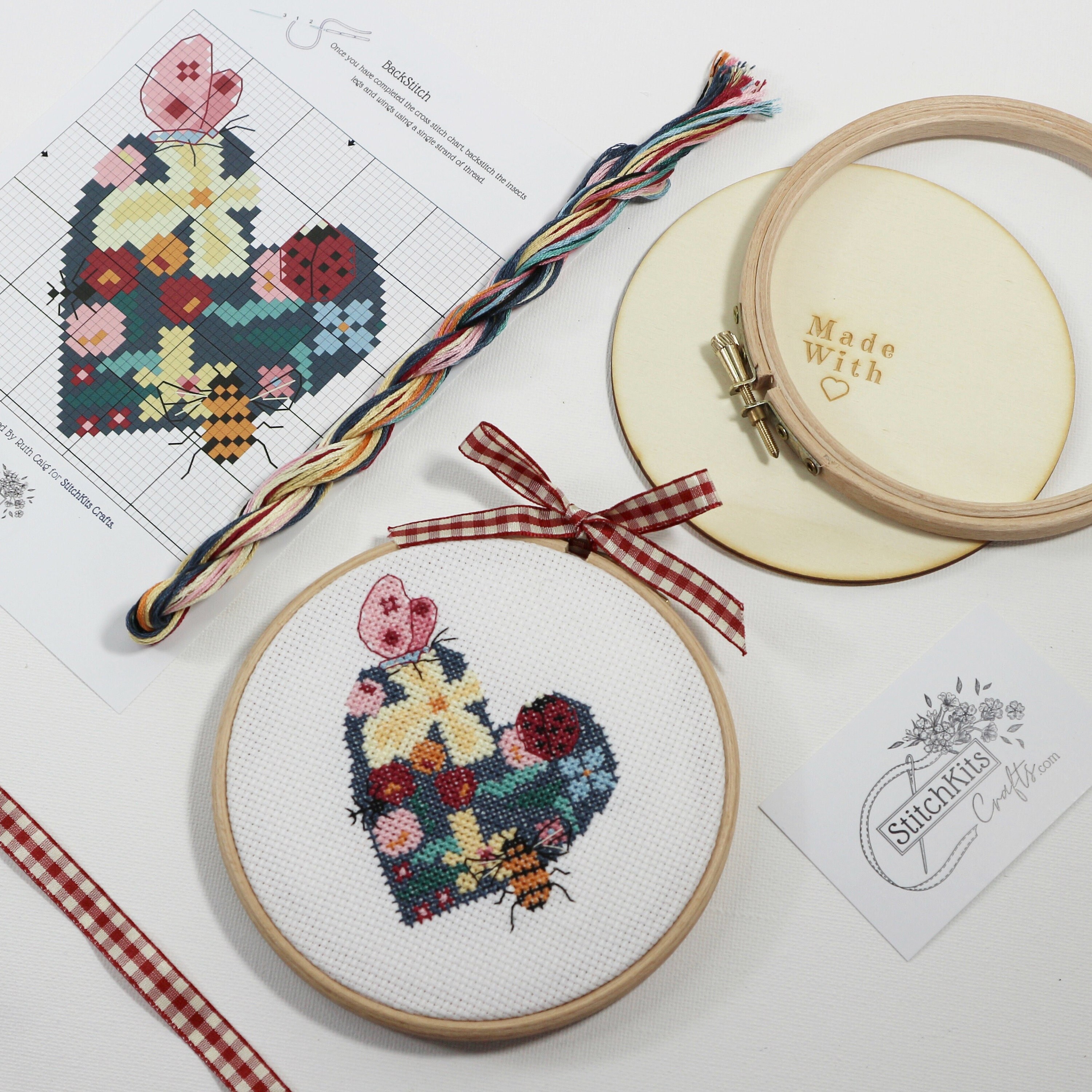 ウッドランドハート、クロスステッチ壁掛けキット。5 インチの刺繍枠