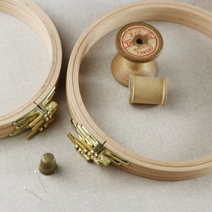 Größe 2 Nurge Embroidery. Premium Buche Stickrahmen - Geschraubter Stickrahmen aus Holz.