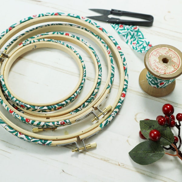 Ramki do haftu Red Berry Christmas, ręcznie pokryte tkaniną Liberty Tana Lawn.