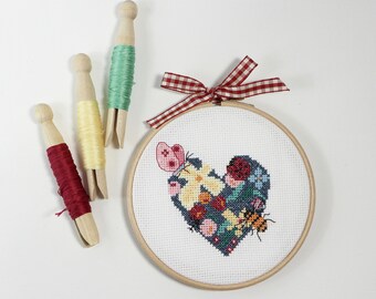 ウッドランドハート、クロスステッチ壁掛けキット。5 インチの刺繍枠
