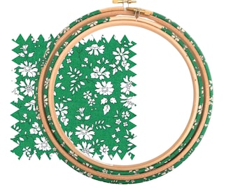 Cerceau à broder moyen vert émeraude, 6 - 9 pouces.  Liberty of London, cerceau à broder enveloppé de tissu. Capel Tana Lawn™ Coton