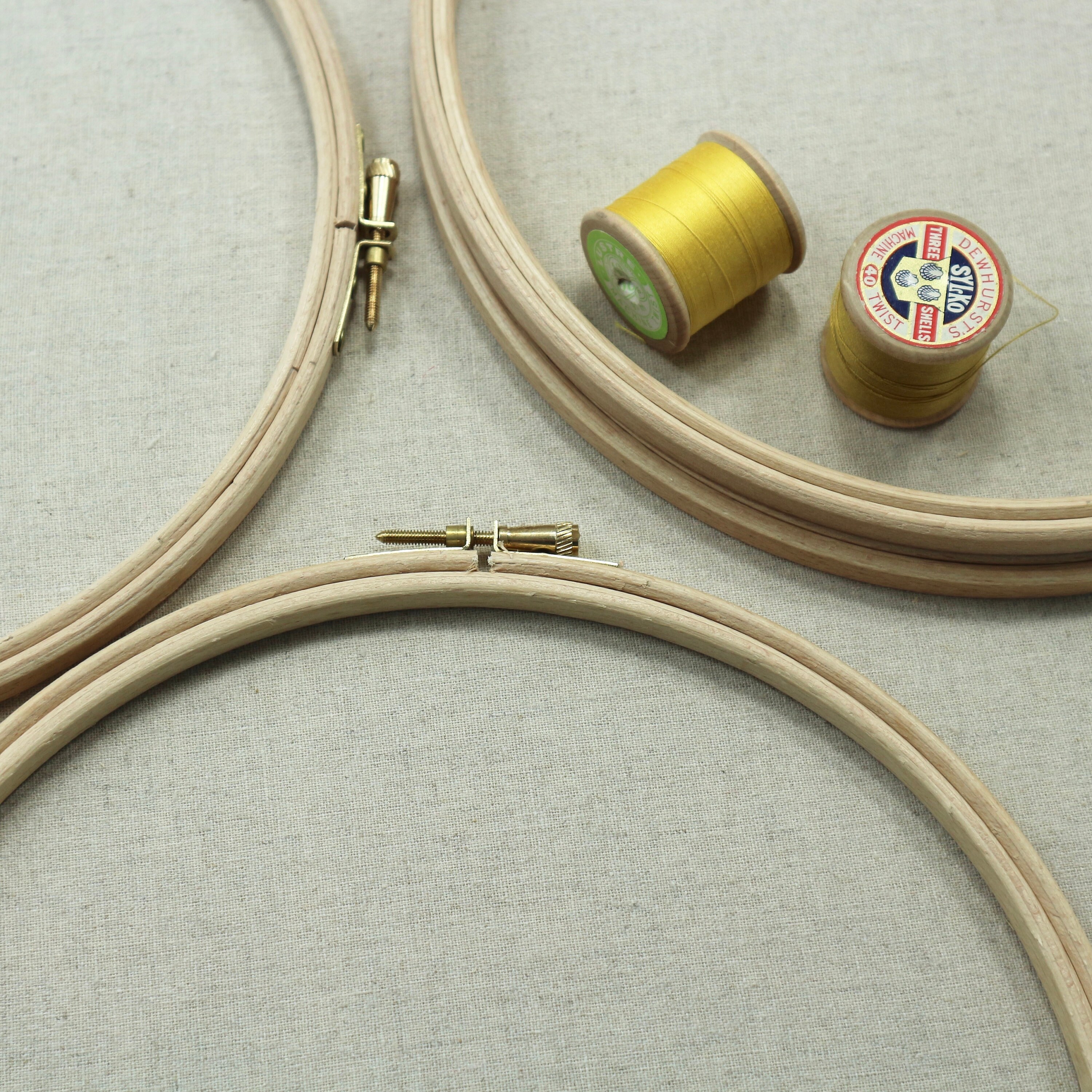 42 stuks mini-borduurring, houten mini kruissteek hoepel, 0,79-5 cm rond ovaal, vierkant, zeshoekig hart, druppelvormige mini-houten hoepelring, set voor doe-het-zelf borduurwerk, hanger ambachten