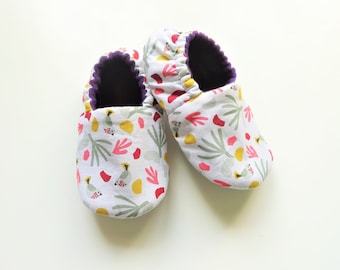 Chaussons bébé souples - Chaussons bébé / jeune enfant en polaire et tissu - Chaussons anti dérapant - Chaussons hiver /été - Tissu au choix