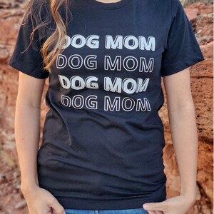 Chien maman typo t-shirt, lettre empilée chien mère t-shirt, chien de compagnie maman amoureux propriétaire Ts à la mode