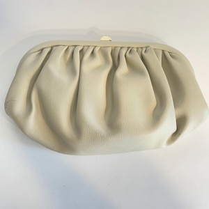 Bolso de mano vintage de piel color marfil con cierre a presión, cadena oculta, forro de algodón estampado