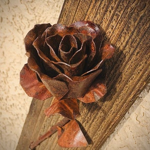 Rosa de acero oxidada sobre madera de granero