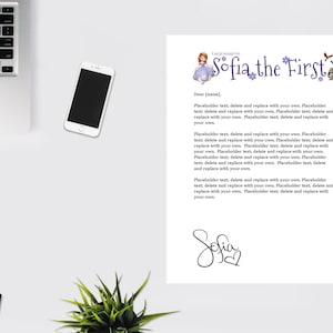Peut inclure: Un modèle de lettre imprimable avec une illustration de dessin animé de la princesse Sofia de la série Disney Junior "Sofia la Première". La lettre est adressée à [name] et comprend le texte "Sofia la Première" en lettres violettes et roses. La lettre comprend du texte d'espace réservé qui peut être supprimé et remplacé par du texte personnalisé.
