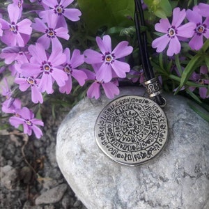 Phaistos Disc Leder Anhänger Halskette, Disc aus Crete, griechische Schmuck Leder, versteckte Nachricht Halskette, Unisex Leder Geschenk, Minoische Creta Disc