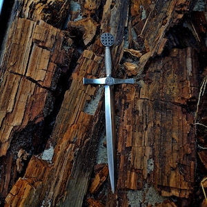 Abrecartas con forma de espada y cruz de Jerusalén, abrecartas con forma de espada medieval vintage, cruz de cinco pliegues, cruz heráldica y cruz cristiana, antigua