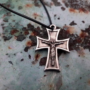 Malteser Kreuz, Kreuz Symbol Leder Halskette, christliches Kreuz mit Jesus Christus Kruzifix Anhänger, christlicher Schmuck, Schutzhalskette