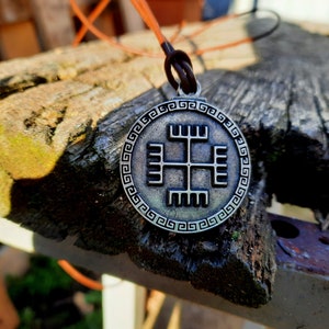 Hände Gottes mit Ornament Lederkette, Hände von Svarog Symbol Schmuck.Slawische Mythologie, Symbol des Himmels, Manus Dei Zeichen, heidnischer Schmuck