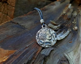 Collar con moneda griega tetradracma de Siracusa, colgante con medallón de Siracusa, reproducción vintage de moneda griega antigua, moneda de la diosa griega Perséfone.