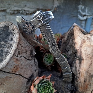 Hacha medieval vikinga en miniatura, símbolo vikingo Valknut, casco de asombro, hacha nórdica, letra rúnica Algiz Elhaz, hacha de dos lados, hacha con adorno
