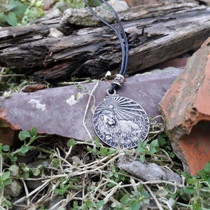 Lejonet horoskop läderhalsband, Lejonet stjärnteckensmycken, Astrologiskt tecken, planetglyf, härskare planeten solen, födelsedagspresent, solglyfhänge bild 6