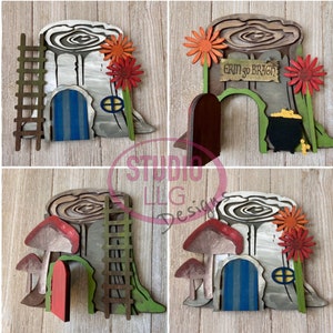 Puede incluir: Un recorte de madera de un tocón de árbol con una puerta, una escalera y setas. El tocón de árbol está pintado de blanco con detalles marrones. La puerta es azul con rayas blancas. La escalera es marrón con peldaños verdes. Las setas son rojas con manchas blancas. El tocón de árbol tiene un cartel que dice "Erin go Bragh".