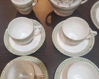 Juego antiguo de porcelana checa austríaca de 14 piezas con diseño de greca griega: tazas, platos, cremera y azucarero.