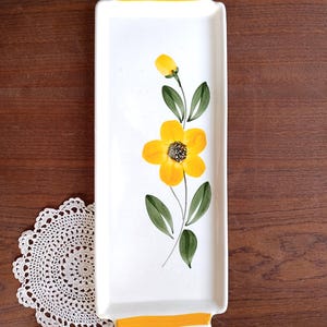 Plato largo para servir de ceramica with flor amarilla