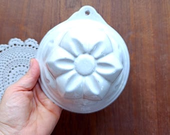 Molde vintage de cerámica blanca con flores | Molde decorativo de cocina 14 cm | Hecho en Alemania, decoración de pared