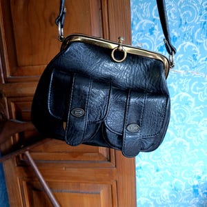 Bolso de señora de mano de cuero negro mediano