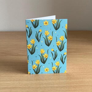 Carte de voeux de mars, jonquilles, fleurs de naissance, 3,5 x 5 pouces avec intérieur vierge et enveloppe brune