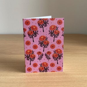 Carte de voeux d'octobre à motif fleurs de souci, 3,5 x 5 po. avec intérieur vierge et enveloppe brune