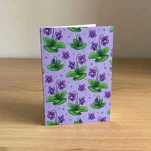 Carte de voeux motif fleur de naissance violette de février 3,5 x 5 po. avec intérieur vierge et enveloppe brune