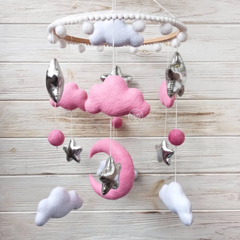Baby Pink Felt Crib Mobile, Nuages roses et blancs, Silver stars mobile, Pink moon mobile, Cadeau baby shower image 1