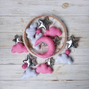 Baby Pink Felt Crib Mobile, Nuages roses et blancs, Silver stars mobile, Pink moon mobile, Cadeau baby shower image 2