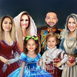 Pode incluir: Uma pintura de retrato familiar com tema real. A pintura apresenta um homem e uma mulher em trajes reais, juntamente com duas crian&ccedil;as vestidas como realeza. A mulher &agrave; esquerda est&aacute; vestindo um vestido vermelho, a mulher &agrave; direita est&aacute; vestindo um vestido azul e o homem est&aacute; vestindo um uniforme azul e dourado. As crian&ccedil;as est&atilde;o vestindo roupas brancas e douradas. A pintura est&aacute; sobre um fundo azul escuro.