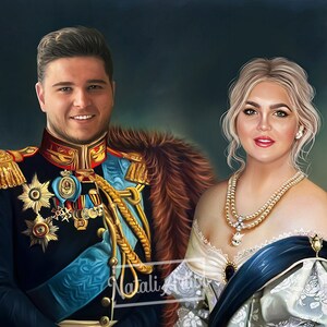 Pode incluir: Uma pintura de um casal vestido com trajes formais. O homem est&aacute; vestindo um uniforme militar azul com detalhes dourados e medalhas. A mulher est&aacute; vestindo um vestido branco com uma faixa azul e um colar de p&eacute;rolas. O fundo &eacute; azul escuro.