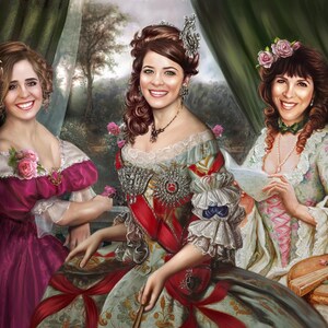 Pode incluir: Tr&ecirc;s mulheres em vestidos de &eacute;poca posam para um retrato. A mulher no centro usa um vestido verde e branco com uma faixa vermelha e um broche de joias. A mulher &agrave; esquerda usa um vestido rosa com uma gola de renda branca. A mulher &agrave; direita usa um vestido branco com padr&atilde;o floral e uma faixa rosa.