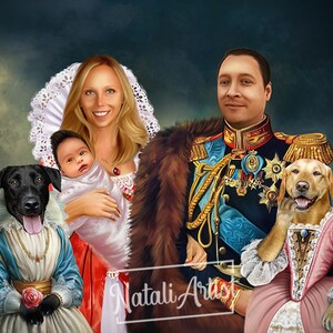 Pode incluir: Um retrato de fam&iacute;lia em estilo vintage, com um homem em uniforme militar, uma mulher em um vestido branco, um beb&ecirc; em um vestido branco e dois c&atilde;es em trajes elaborados. O homem est&aacute; segurando uma espada e a mulher est&aacute; segurando o beb&ecirc;. Os c&atilde;es est&atilde;o usando vestidos e colares.