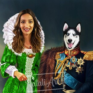 Pode incluir: Uma mulher em um vestido verde com uma gola de renda branca est&aacute; ao lado de um c&atilde;o vestindo um uniforme militar azul e dourado. O c&atilde;o tem pelo preto e branco e olhos azuis.