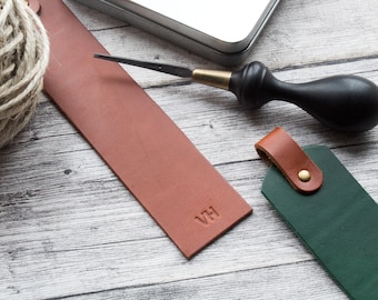 Marcapáginas personalizable de piel de vacuno. Hecho a mano y grabado. Regalo perfecto para amantes de los libros y ratones de biblioteca. Personalizado.