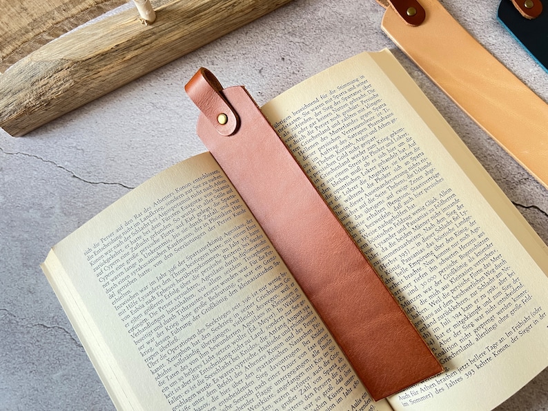 Personalized Leather Bookmark Bespoke Bookmark Recycled Leather lovers gift Readers gift Unique Gift Gift for him,Gift for her handmade afbeelding 6