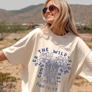 Overweeg het shirt met wilde bloemen Overweeg hoe de wilde bloemen groeien Christelijk T-shirt met grafische tekst Aanbidding Luke 12:27 western cowgirl-shirt